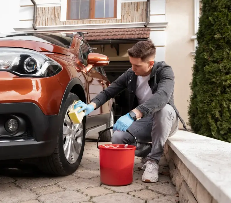 Lavage auto à domicile Blavignac : professionnel intervenant sur un véhicule